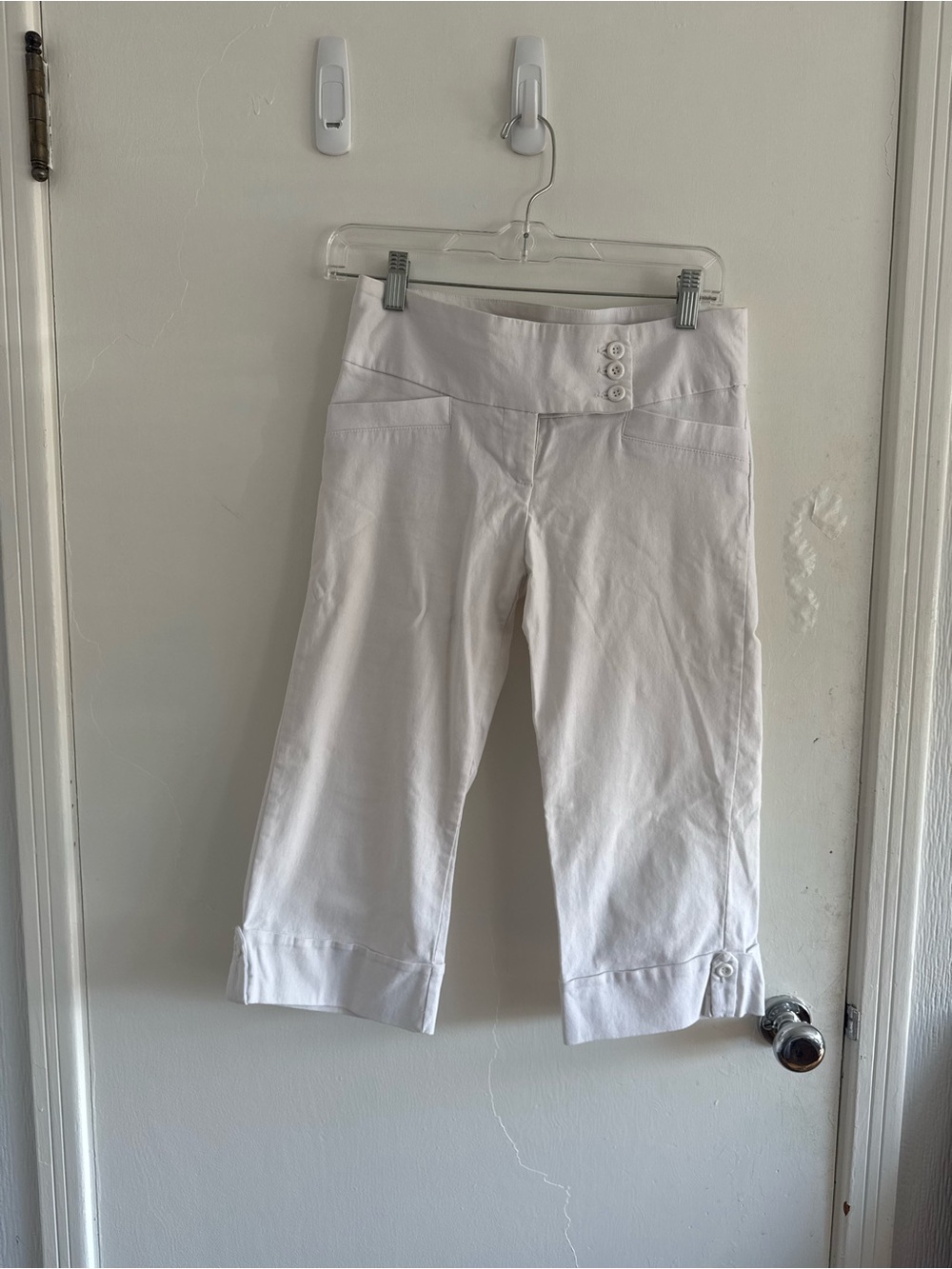 Vintage Dynamite White Cropped Capris with Button Details